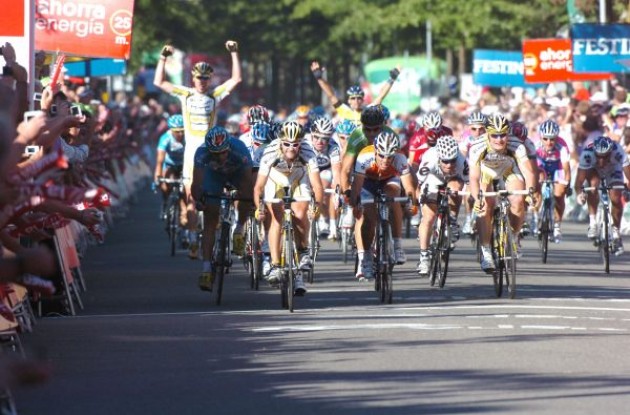 Greg Henderson wins for Team Columbia-HTC. Photo copyright Fotoreporter Sirotti.