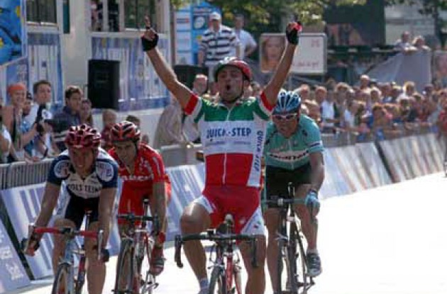 Bettini takes the win in a tough sprint where a motorcycle almost hit Celestino. Bettini is now 2nd in the overall world cup rankings - only 3 points behind Van Petegem. Stay tuned to Roadcycling.com to learn what happens next. Photo copyright Fotoreporter Sirotti.