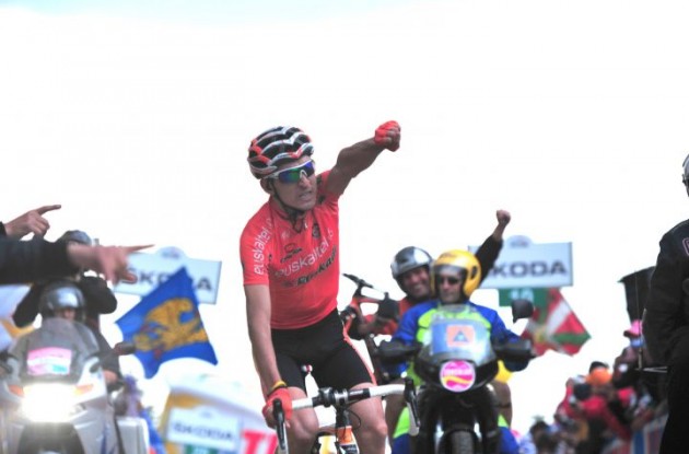 Igor Anton escapes to stage 14 victory in Giro d'Italia 2011 for Team Euskaltel and Team Saxo Bank-SunGard's Alberto Contador increases overall Giro lead ahead of Vincenzo Nibali (Team Liquigas-Cannondale). Photo Fotoreporter Sirotti.