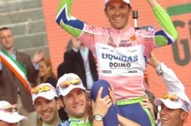 Ivan Basso is celebrated by his Liquigas team in the podium in Verona. Photo copyright Fotoreporter Sirotti.
