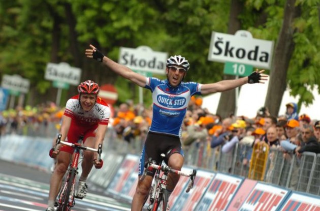 Jerome Pineau wins. Finally a successful breakaway! Photo copyright Fotoreporter Sirotti. Jerome Pineau wins. Finally a successful breakaway! Photo copyright Fotoreporter Sirotti.