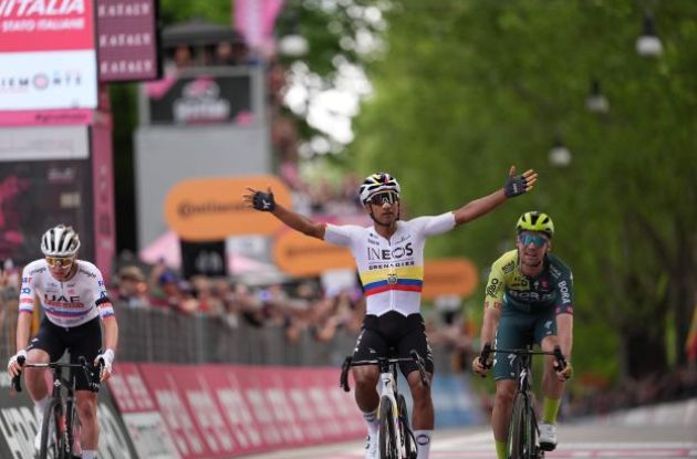 Jhonatan Narvaez wins stage 1 of Giro d'Italia ahead of Tadej Pogacar