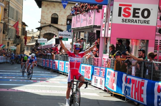 Joaqium Rodriguez climbs to stage 10 victory in 2012 Giro d'Italia ahead of Team Netapp's Bartosz Huzarski. 