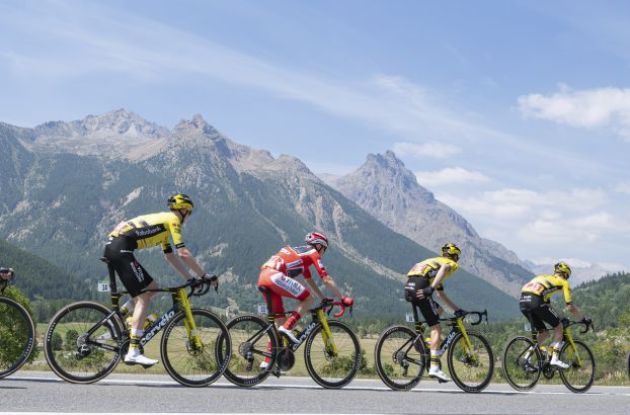 Jonas Vingegaard with other Visma riders