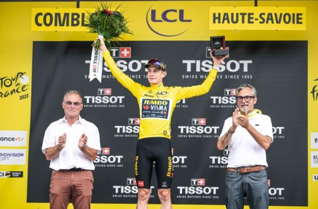 Jonas Vingegaard wearing the yellow jersey on the Tour de France podium