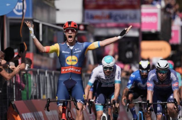 Jonathan Milan raises his hands in joy after winning stage 4