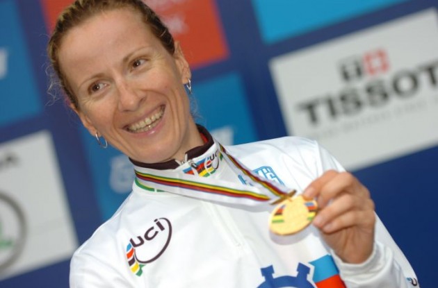 World Champion Judith Arndt of Germany with her well-deserved gold medal. Photo Fotoreporter Sirotti. World Champion Judith Arndt of Germany with her well-deserved gold medal. Photo Fotoreporter Sirotti.