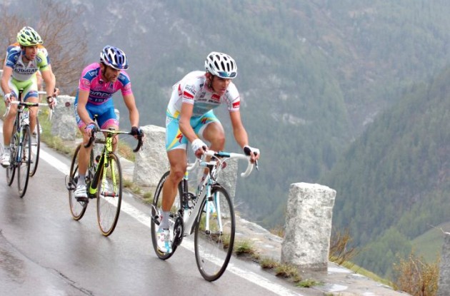 Kreuziger, Scarponi, Nibali. Come on guys ... up, up we go. Photo Fotoreporter Sirotti. Kreuziger, Scarponi, Nibali. Come on guys ... up, up we go. Photo Fotoreporter Sirotti.