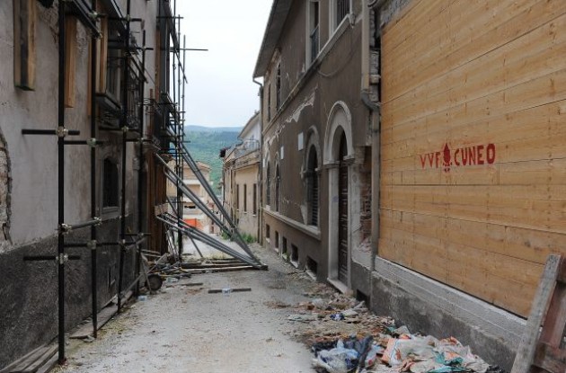 The stage finished in the central Italian city of L'Aquila, devastated by a huge earthquake in April 2009, and passed through several villages which had also been hit. Photo copyright Fotoreporter Sirotti.