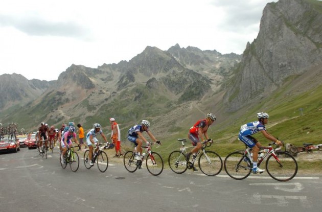 Carlos Barredo, Lance Armstrong, Damiano Cunego, Chris Horner, Ignatas Konovalovas and others climb. Photo copyright Fotoreporter Sirotti. Carlos Barredo, Lance Armstrong, Damiano Cunego, Chris Horner, Ignatas Konovalovas and others climb. Photo copyright Fotoreporter Sirotti.