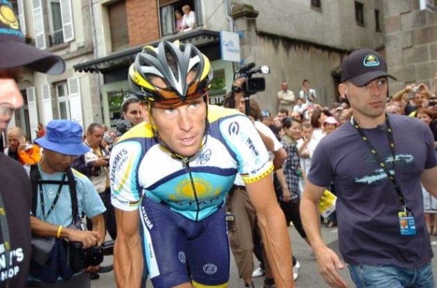 Lance Armstrong at the start. Photo copyright Fotoreporter Sirotti.