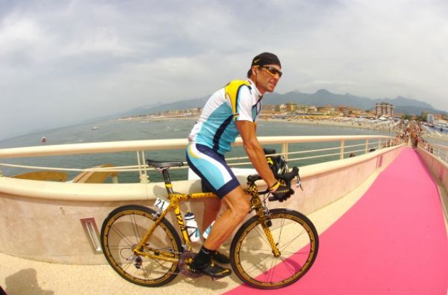 Lance Armstrong getting ready to take off from the pink runway. Photo copyright Fotoreporter Sirotti.