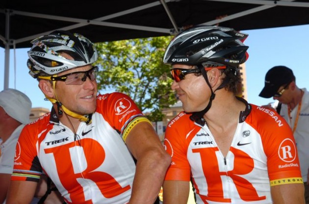 Lance Armstrong has a laugh with Robbie McEwen. Photo Fotoreporter Sirotti.