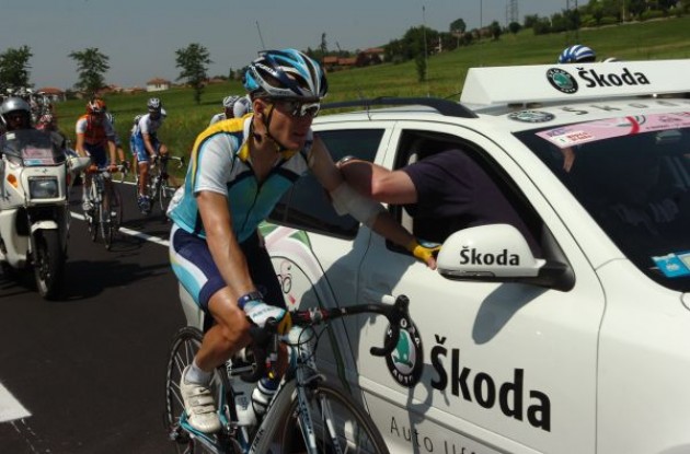 Levi Leipheimer (Team Astana / Team Faded)receives medical treatment after crashing. Photo copyright Fotoreporter Sirotti. Levi Leipheimer (Team Astana / Team Faded)receives medical treatment after crashing. Photo copyright Fotoreporter Sirotti.
