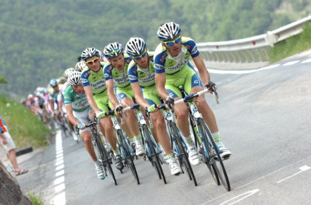 The Liquigas train sets the pace. Photo copyright Fotoreporter Sirotti.