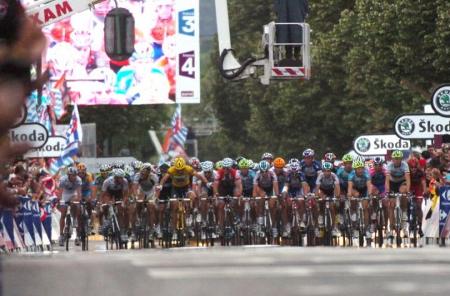 The main peloton arrives. Beaten! Mark Cavendish wins stage 3 of Tour de France 2009. Photo copyright Fotoreporter Sirotti. The main peloton arrives. Beaten! Mark Cavendish wins stage 3 of Tour de France 2009. Photo copyright Fotoreporter Sirotti.
