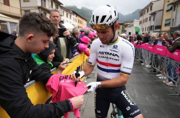 Mark Cavendish signing autographs at the stage start
