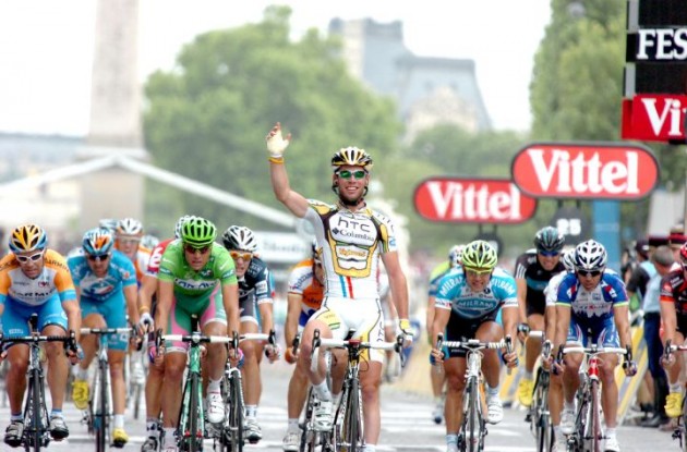 Marks Cavendish wins the sprint in Paris on the Champs Elysees. Photo copyright Fotoreporter Sirotti.