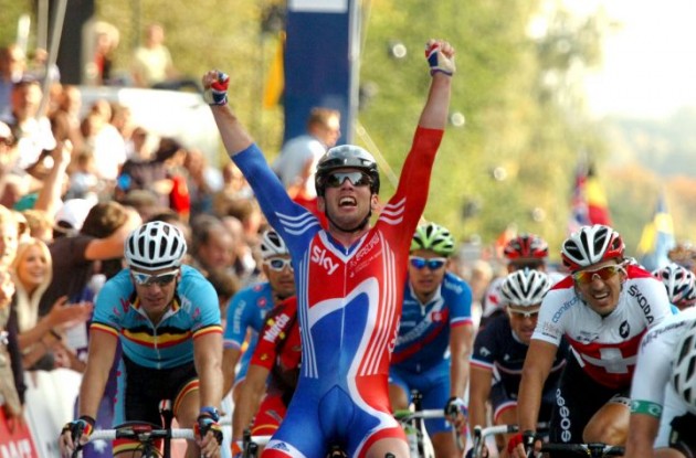 Mark Cavendish powers to world championship victory in Denmark ahead of Matt Goss and AndrÃ© Greipel. Photo Fotoreporter Sirotti.