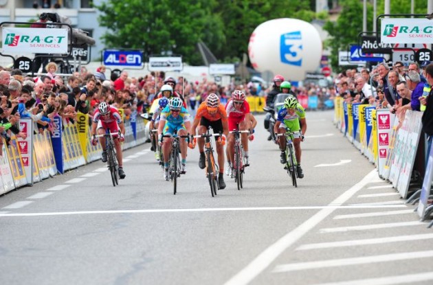 The remaining riders of the breakaway group sprint toward the finish line. Photo Fotoreporter Sirotti.