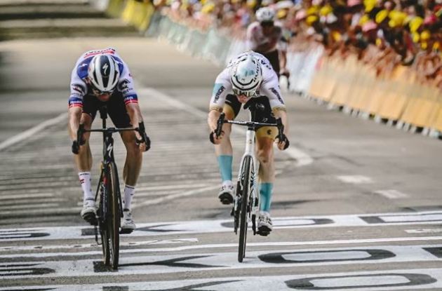 Matej Mohoric beats Kasper Asgreen in the sprint across the finish line of stage 19 of Tour de France 2023