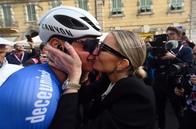 Mathieu van der Poel is kissed by girlfriend Roxanne Bertels