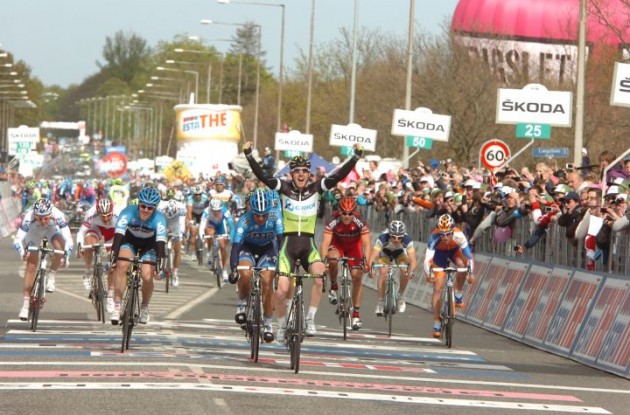 Team GreenEdge's Matthew Goss sprints to powerful stage 3 victory in 2012 Giro d'Italia in Horsens, Denmark. Photo Fotoreporter Sirotti.