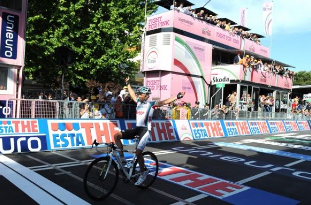 Matthew Lloyd wins stage 6 of the 2010 Giro d'Italia.