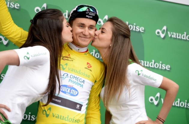 Tour de Romandie leader Michal Kwiatkowski gets a sweet treat from the best prodium girls in professional cycling | Fotoreporter Sirotti