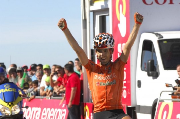 Mikel Nieve returns success to Team Euskaltel in the 2010 Vuelta a Espana by winning stage 16. Photo copyright Fotoreporter Sirotti. Mikel Nieve returns success to Team Euskaltel in the 2010 Vuelta a Espana by winning stage 16. Photo copyright Fotoreporter Sirotti.