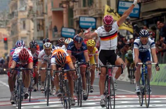 Erik Zabel takes the win...not! Freire beats him on the line! Photo copyright Fotoreporter Sirotti.