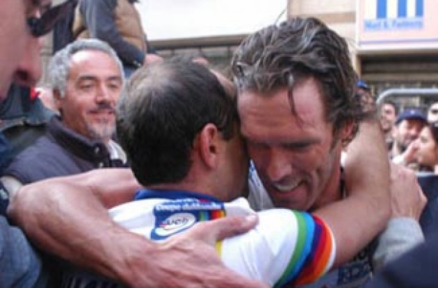 World Champion Mario Cipollini congratulates Paolo Bettini on his win. Good job bro'! Photo Copyright Fotoreporter Sirotti World Champion Mario Cipollini congratulates Paolo Bettini on his win. Good job bro'! Photo Copyright Fotoreporter Sirotti