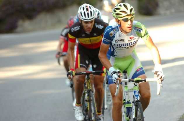 Nibali closely tailed by Gilbert. Photo Fotoreporter Sirotti.