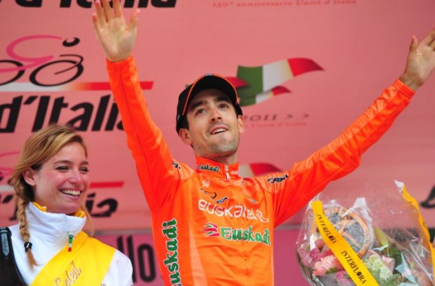Nieve celebrates his win on the podium. Photo Fotoreporter Sirotti.