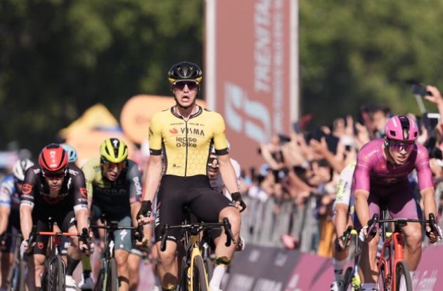 Olav Kooij sprints to victory in Naples in stage 9 of Giro d'Italia | RCS Sport - LaPresse Olav Kooij sprints to victory in Naples for Visma-Lease a Bike in Giro d'Italia 2024