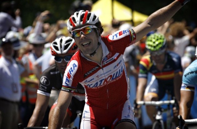 Team Katusha's Oscar Freire grabs stage victory in sprint.