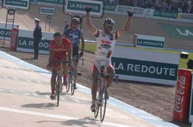 Van Petegem sprints to the finish line ahead of Pieri and Ekimov to maintain his overall lead in the World Cup. Photo copyright Fotoreporter Sirotti Van Petegem sprints to the finish line ahead of Pieri and Ekimov to maintain his overall lead in the World Cup. Photo copyright Fotoreporter Sirotti