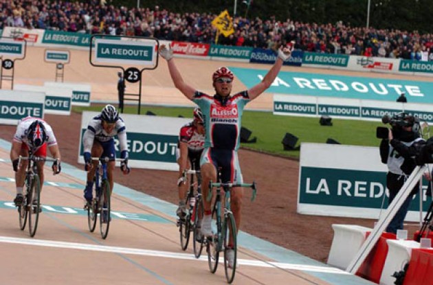 Magnus Backstedt takes the win ahead of Tristan Hoffman, Roger Hammond and Fabian Cancellara. Photo copyright Fotoreporter Sirotti. Magnus Backstedt takes the win ahead of Tristan Hoffman, Roger Hammond and Fabian Cancellara. Photo copyright Fotoreporter Sirotti.