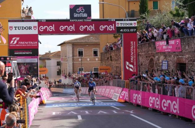 Pelayo Sanchez wins stage 6 of Giro d'Italia 2024 for Team Movistar | RCS Sport - LaPresse Pelayo Sanchez wins stage 6 at Giro d'Italia