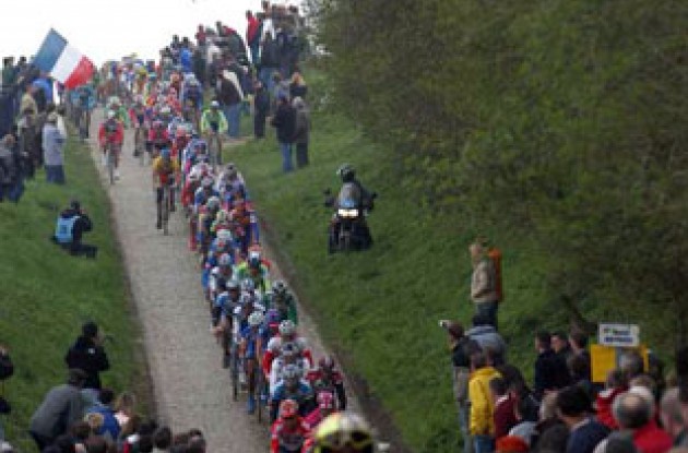 The peloton on its way towards Roubaix. Stoned, anyone? Photo copyright Fotoreporter Sirotti.