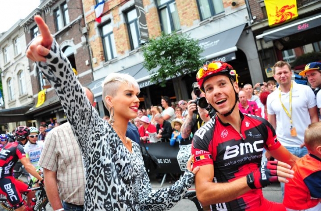 Gilbert's wife Patricia Zeevaert shows Team BMC Racing's Philippe Gilbert the way to Paris. Photo Fotoreporter Sirotti.