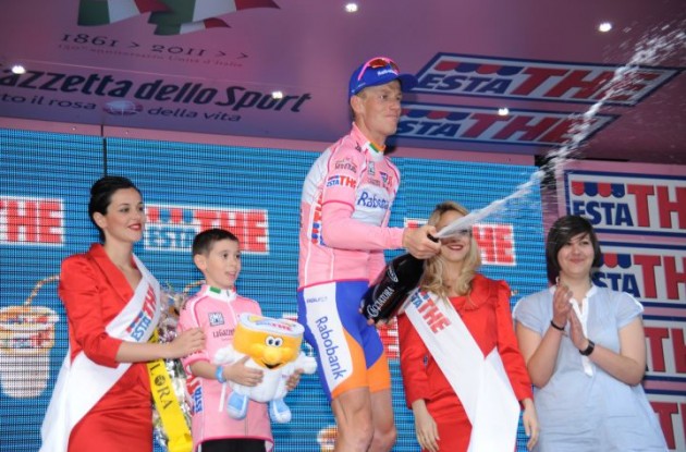 Pieter Weening celebrates his continued Giro lead on the podium. Photo Fotoreporter Sirotti.