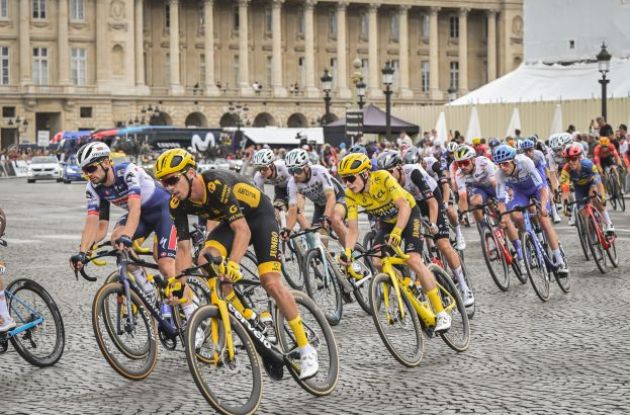 Cyclists cornering on the Place de la Concorde in Paris France