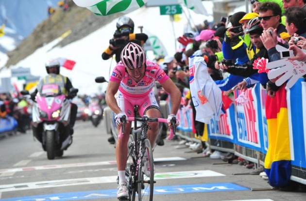 Joaquim Rodriguez squeezes all remaining energy into the pedals as he crosses the finish line on Stelvio. Photo Fotoreporter Sirotti. Joaquim Rodriguez squeezes all remaining energy into the pedals as he crosses the finish line on Stelvio. Photo Fotoreporter Sirotti.