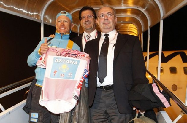 Team Astana's Aleksandre Vinokourov arrives in Italy. Team Astana's Aleksandre Vinokourov arrives in Italy.