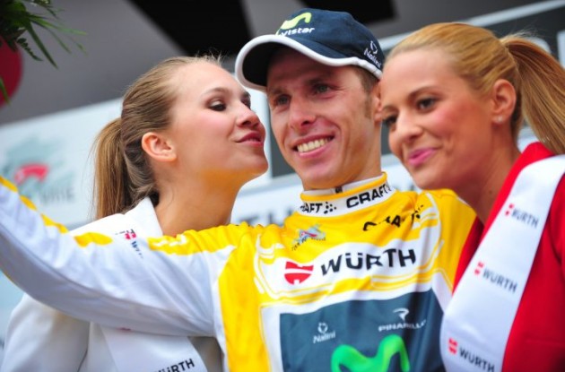Rui Da Costa gets a sweet treat from the Swiss podium girls in Verbier. Photo Fotoreporter Sirotti. Rui Da Costa gets a sweet treat from the Swiss podium girls in Verbier. Photo Fotoreporter Sirotti.