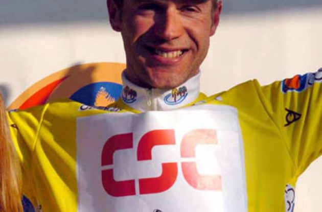 Jens Voigt in the yellow leader's jersey. Photo copyright Fotoreporter Sirotti.