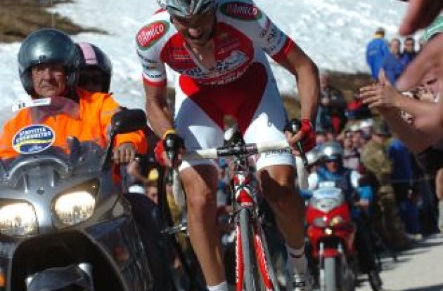 Stefano Garzelli on his way to a hard-earned victory. Photo copyright Fotoreporter Sirotti.