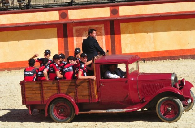 Team BMC Racing arrives in classic Chicago mafia style. Is Cadel Evans ready to shoot the competition in the Tour de France 2011? Stay tuned to Roadcycling.com and Roadcycling.mobi to find out! Photo Fotoreporter Sirotti. Team BMC Racing arrives in classic Chicago mafia style. Is Cadel Evans ready to shoot the competition in the Tour de France 2011? Stay tuned to Roadcycling.com and Roadcycling.mobi to find out! Photo Fotoreporter Sirotti.