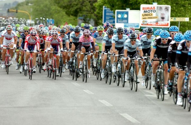 Team Garmin-Cervelo leads the 2011 Giro d'Italia peloton. Photo Fotoreporter Sirotti.